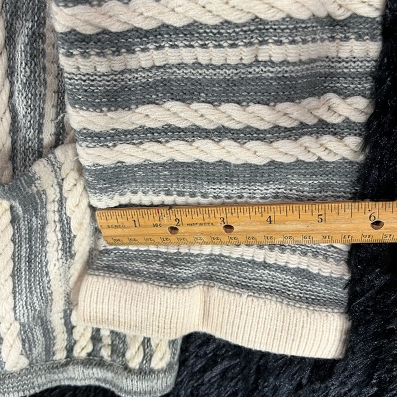 Vintage size sm Kmart sweater bell sleeves pockets grey white wood buttons - Picture 3 of 6